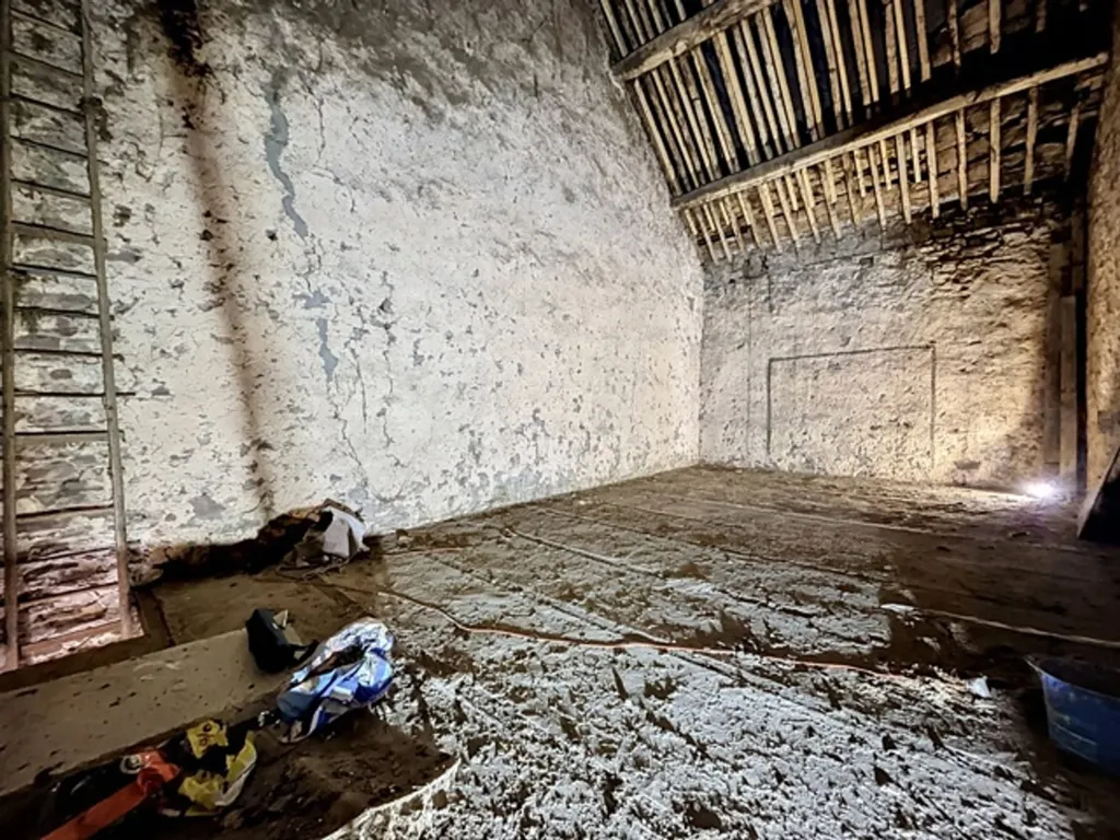 Rooms - Historic Barn to Renovate in Esneux