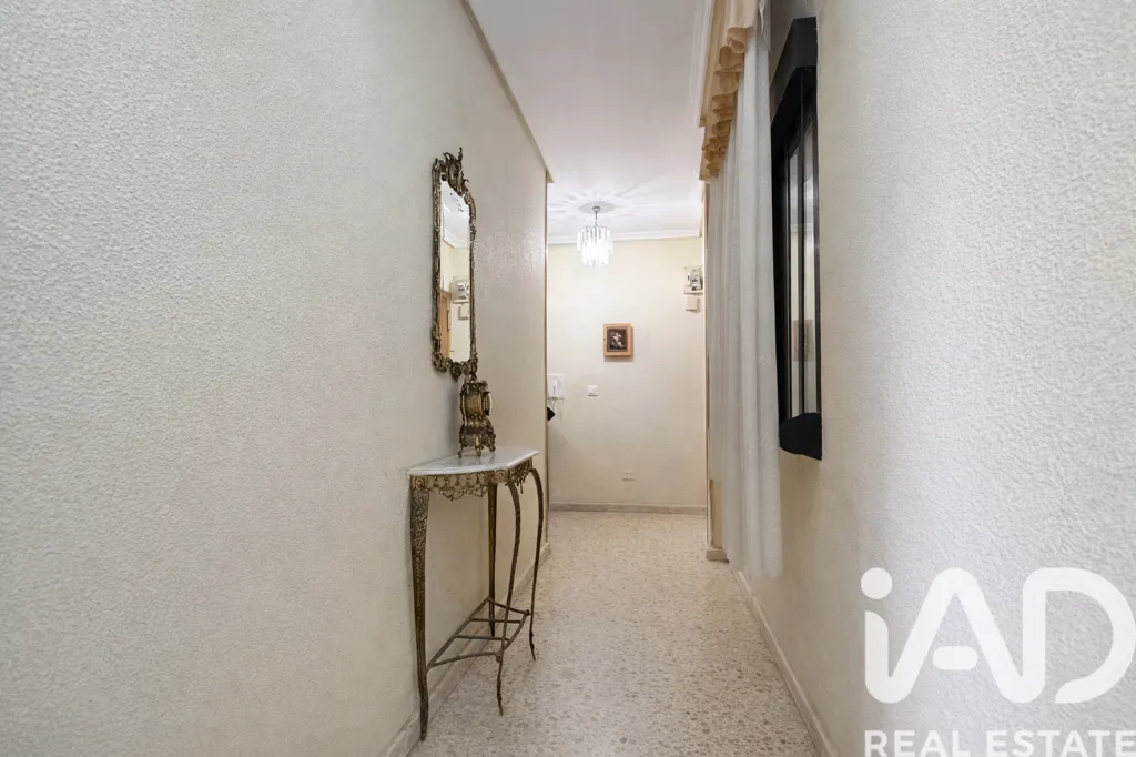 Esik - Alicante Apartment with Potential for Division
