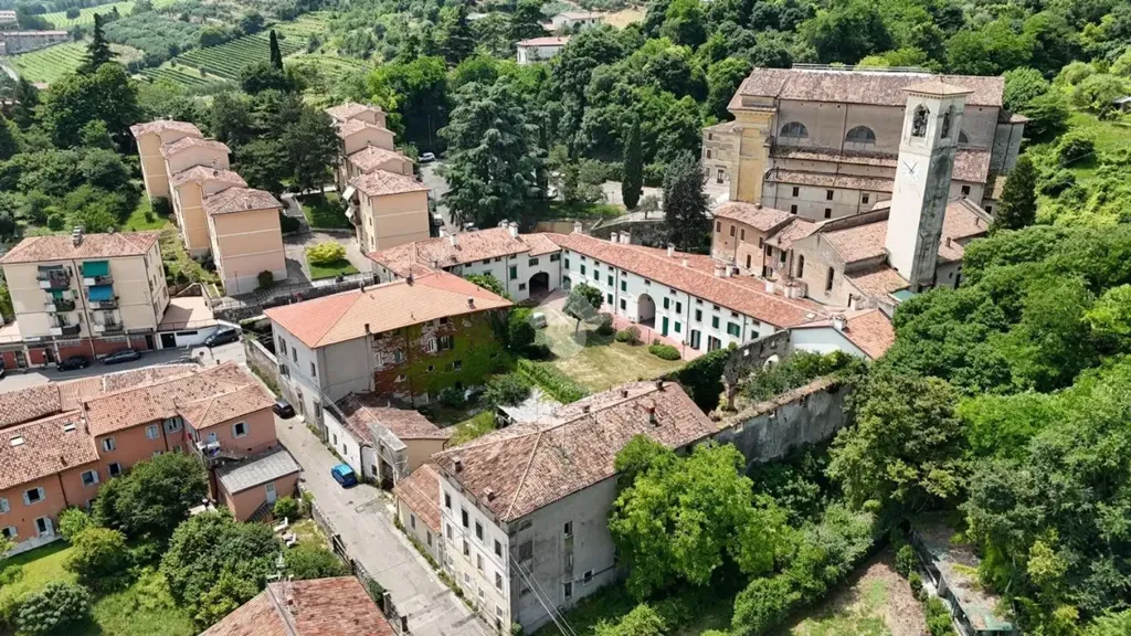 Õhuvaade - Modern Apartment with Private Court in Verona