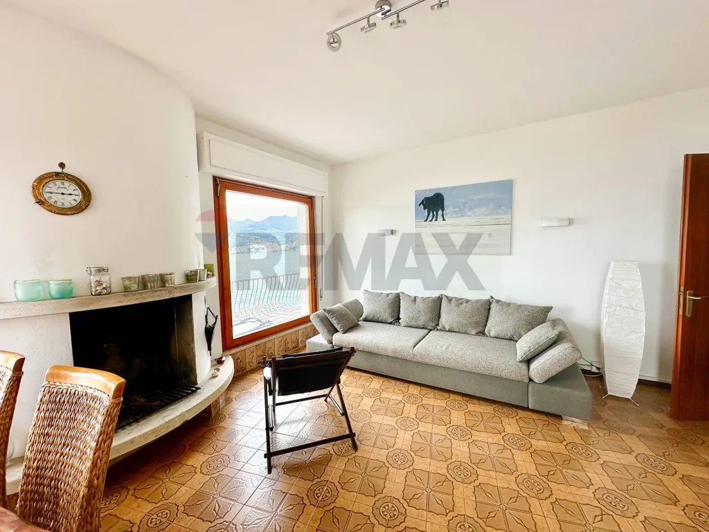 Soggiorno - Villa with Panoramic Lake View in Brenzone