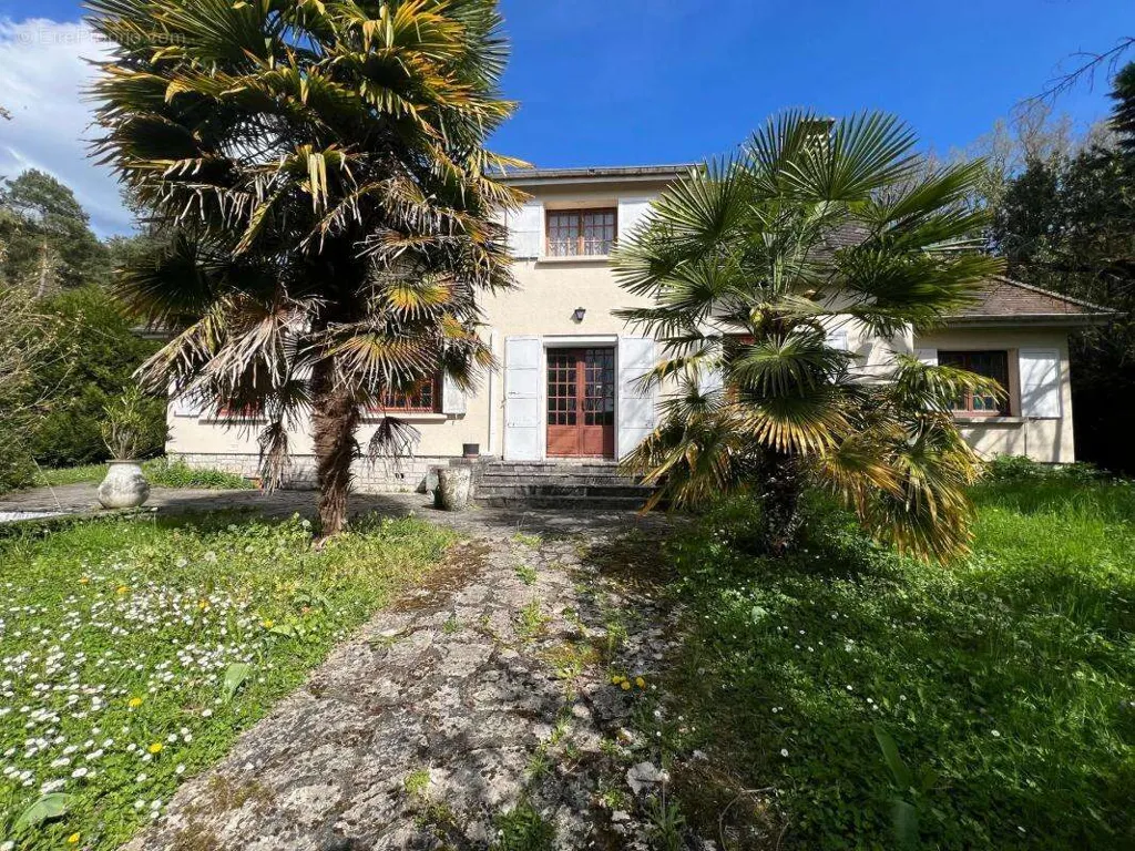 Välivaade - Traditional House with Garden in Poligny