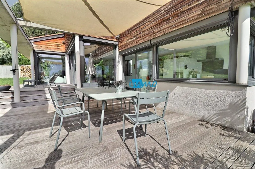 Terrasse - Maison Contemporaine avec Vue Panoramique à Chanonat