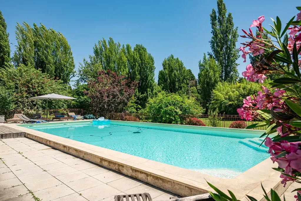 Bassein - Luxurious Estate with Pools in Eygalières