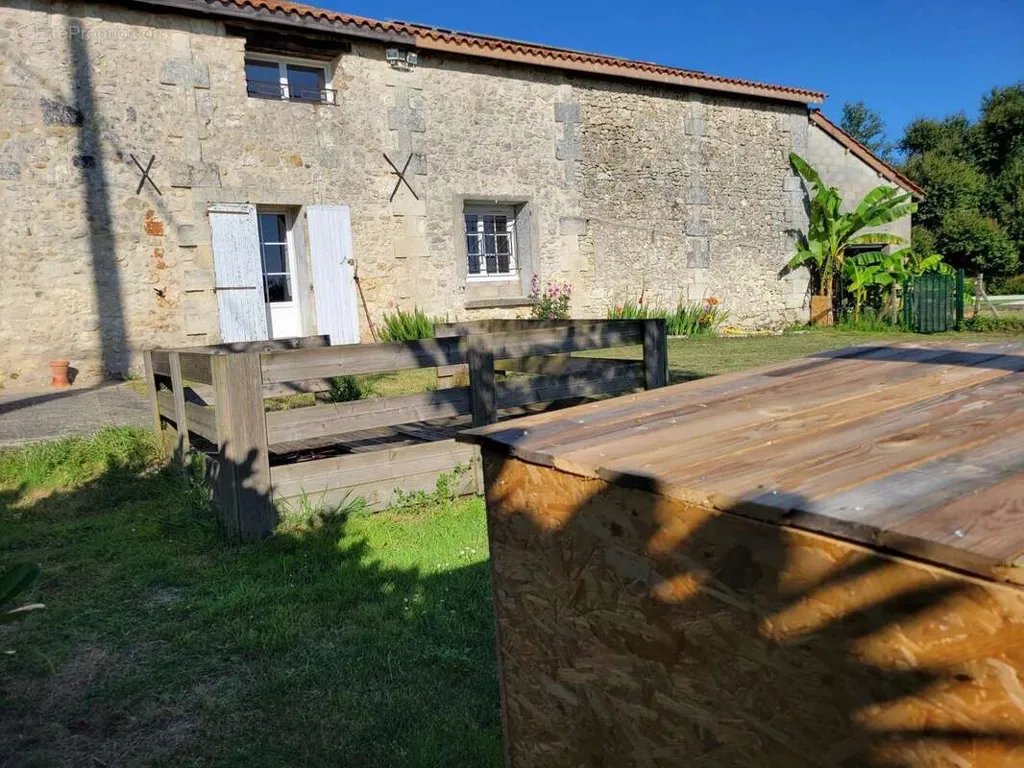Terrasse - Maison avec Piscine et Jardin à Saint-Aulaye