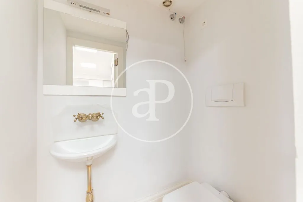Bathrooms - Luxury Apartment with Classic Façade in Madrid
