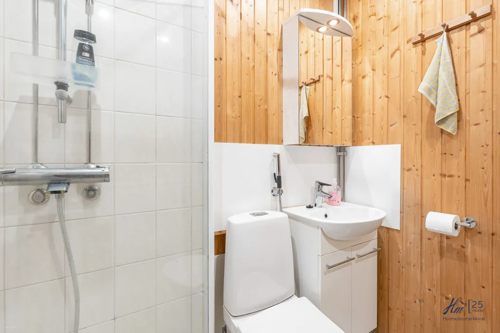 Bathrooms - Two-Bedroom Flat with Garden View in Runosmäki