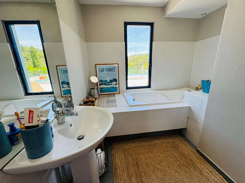 Salles de bain - Villa Contemporaine avec Piscine et Vue Dégagée