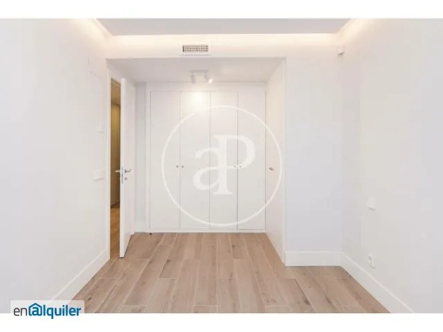 Esik - Modern Flat with Pool in Arganzuela, Madrid
