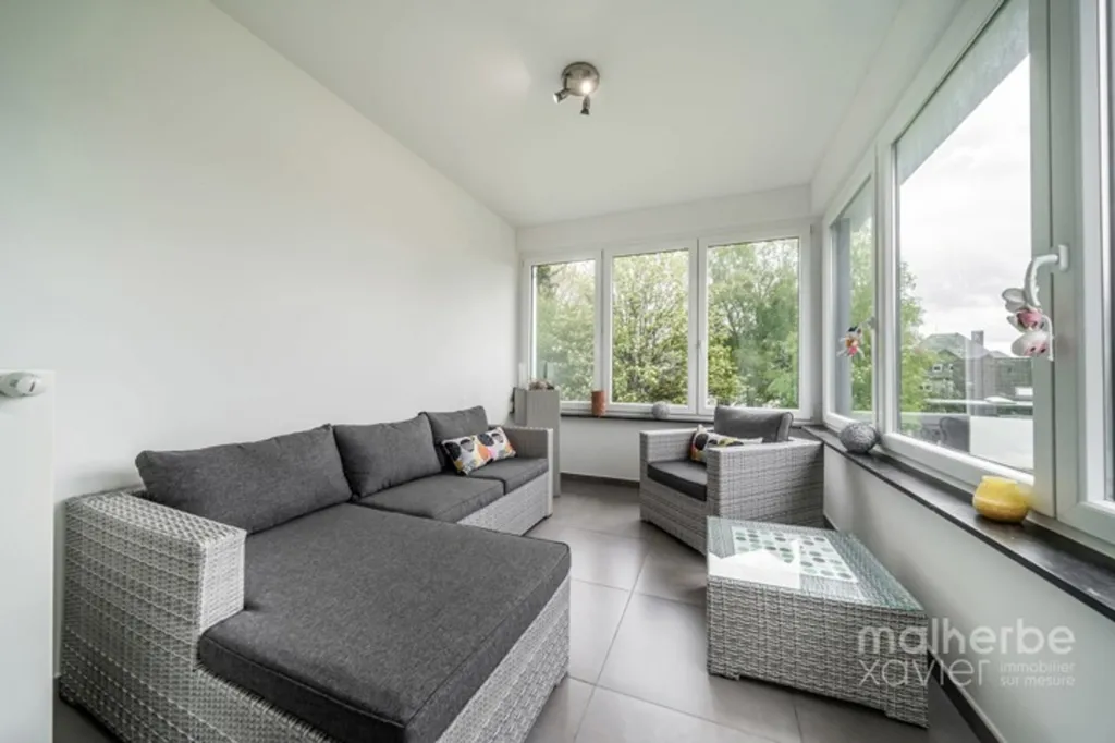 Séjour - Ensemble Immobilier Rénové avec Habitation et Garages à Elsenborn