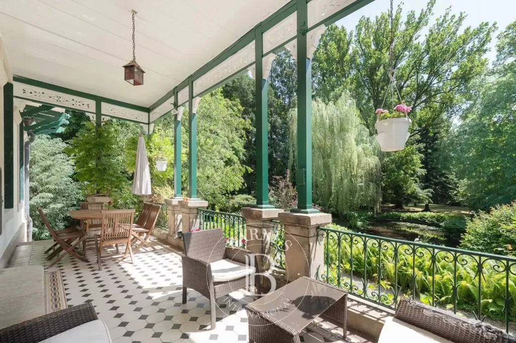 Terrass - Colonial-Style Manor with Park in Thaon-les-Vosges