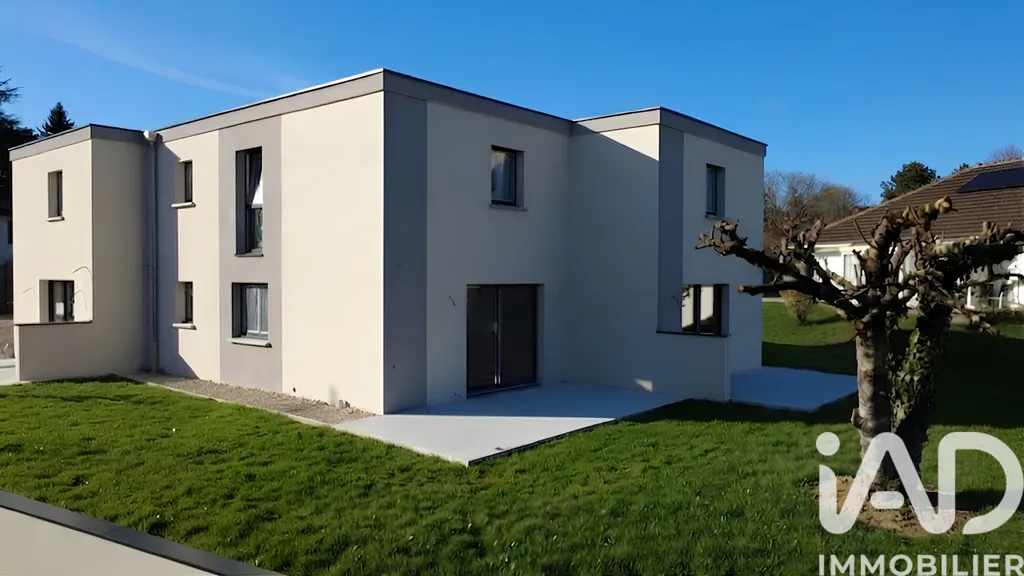 Extérieur - Maison Duplex avec Terrasse et Jardin à École-Valentin
