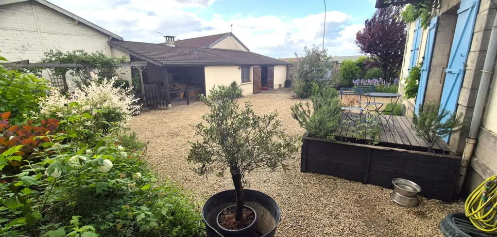 Jardin - Maison en Pierre Rénovée avec Cour à Saint-Dizier