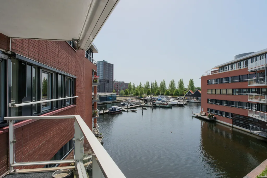 Balcon - Waterfront Flat with Dual Views in Almelo