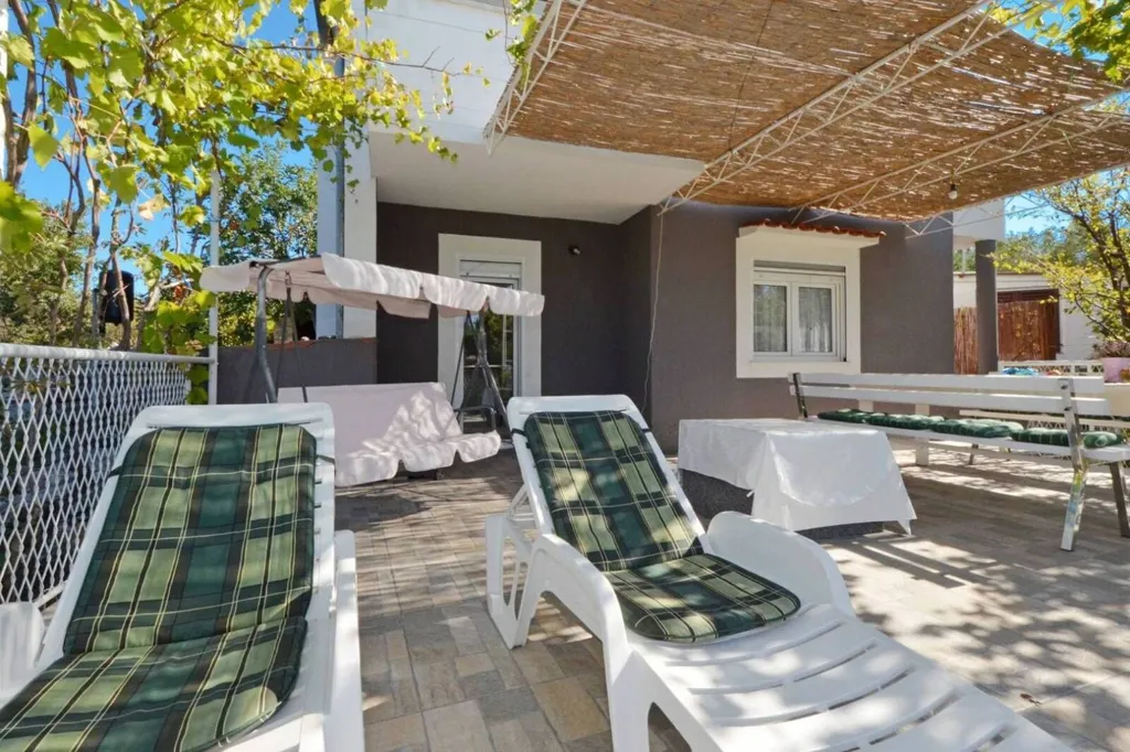 Terrazza - Beachfront Cottage with Sea Access in Split