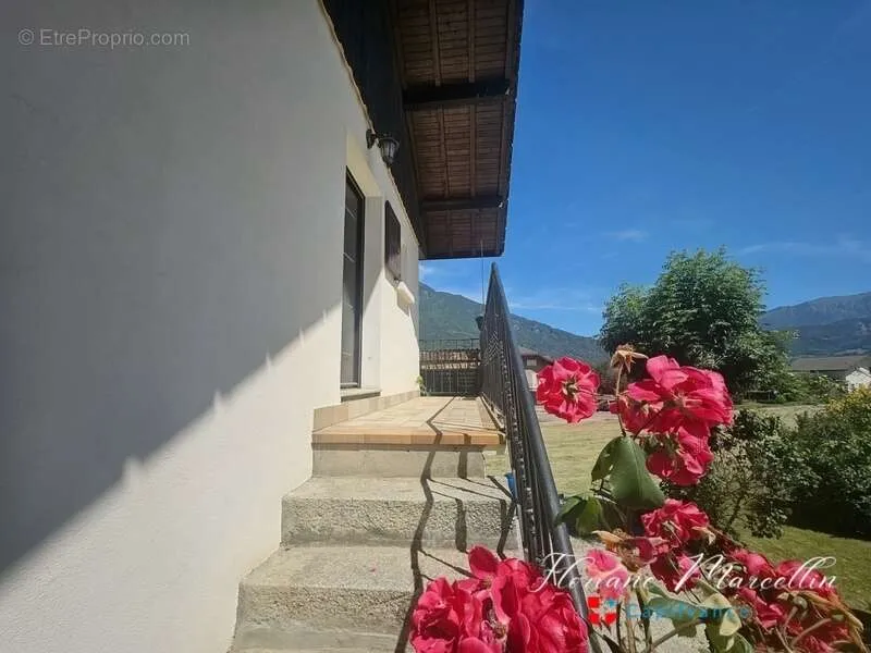 Terrasse - Maison avec Deux Appartements Indépendants à Vougy