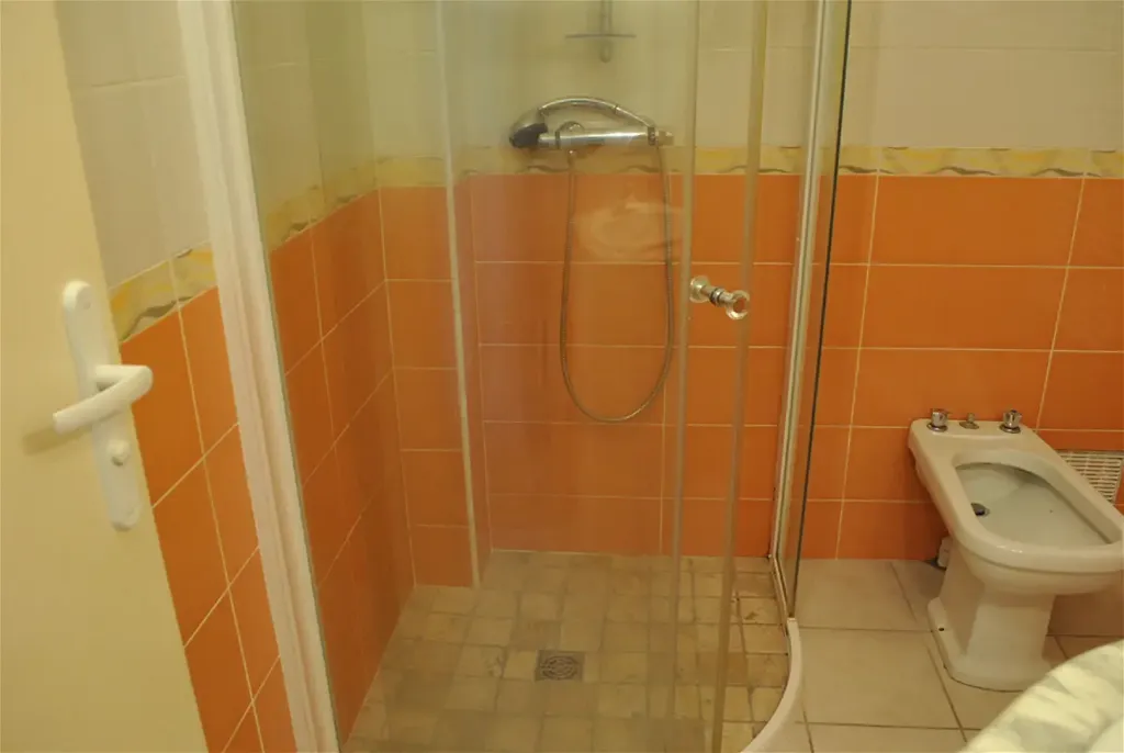 Bathrooms - 3-Bed Apartment with Balcony in Agen