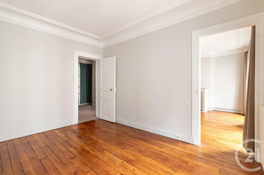 Séjour - Appartement Parisien avec Balcon aux Batignolles