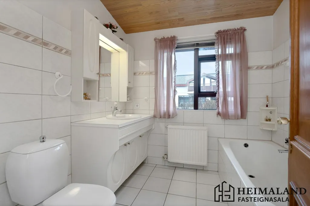 Bagni - Two-Storey End House with Garden in Reykjavik