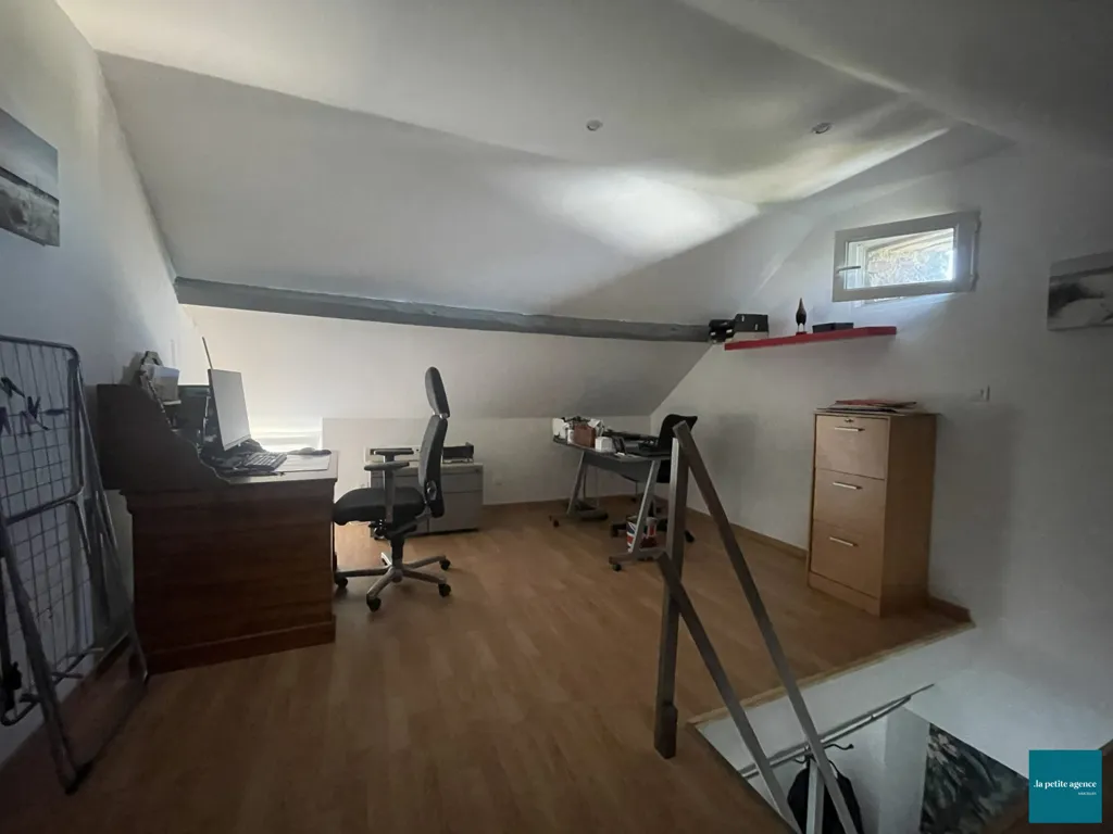 Pièces - Maison avec Entrée Indépendante à Esson