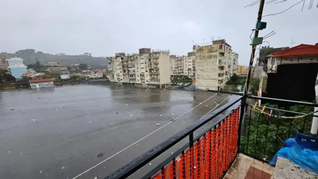 Balcon - Bright Two-Bedroom Apartment with Balcony in Messina