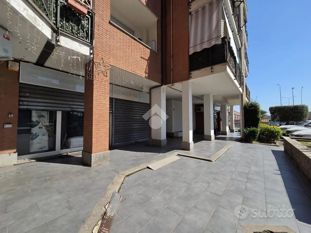 Esterno - Commercial Space with Two Windows in Rome