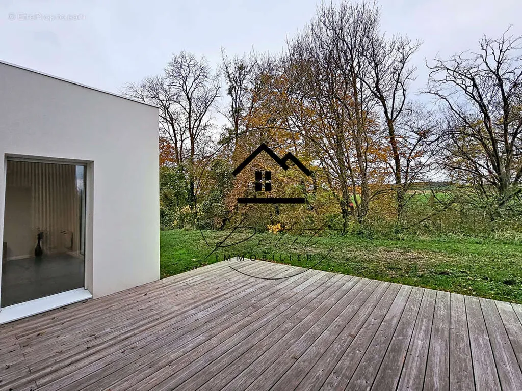 Terrass - Architectural House with Garden in Essuiles