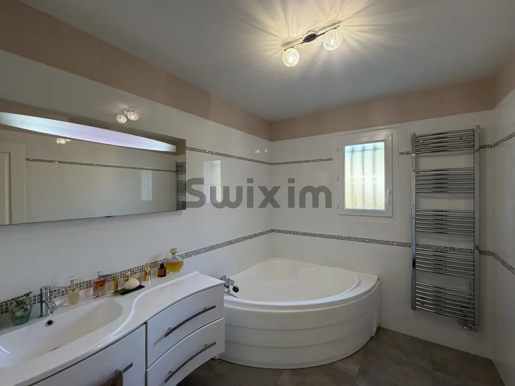 Salles de bain - Villa de Plain Pied avec Jardin à Rousson