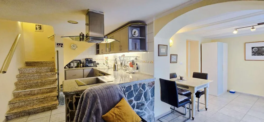 Cucina - Charming Townhouse with Sun Lounge in Ador