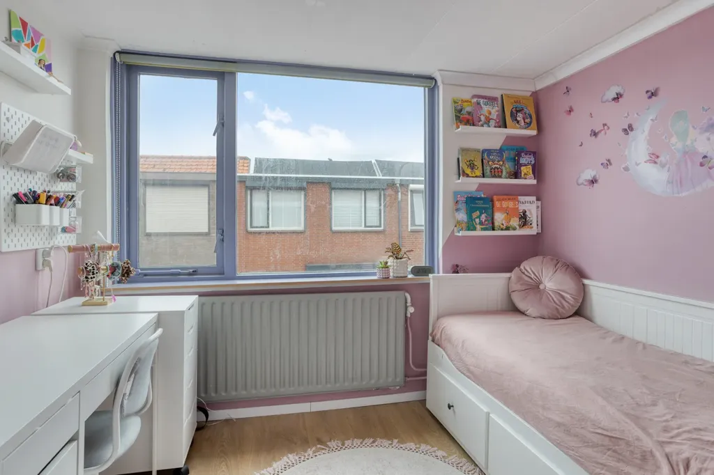 Magamistoad - Spacious Semi-detached House with Deep Garden in Halsteren