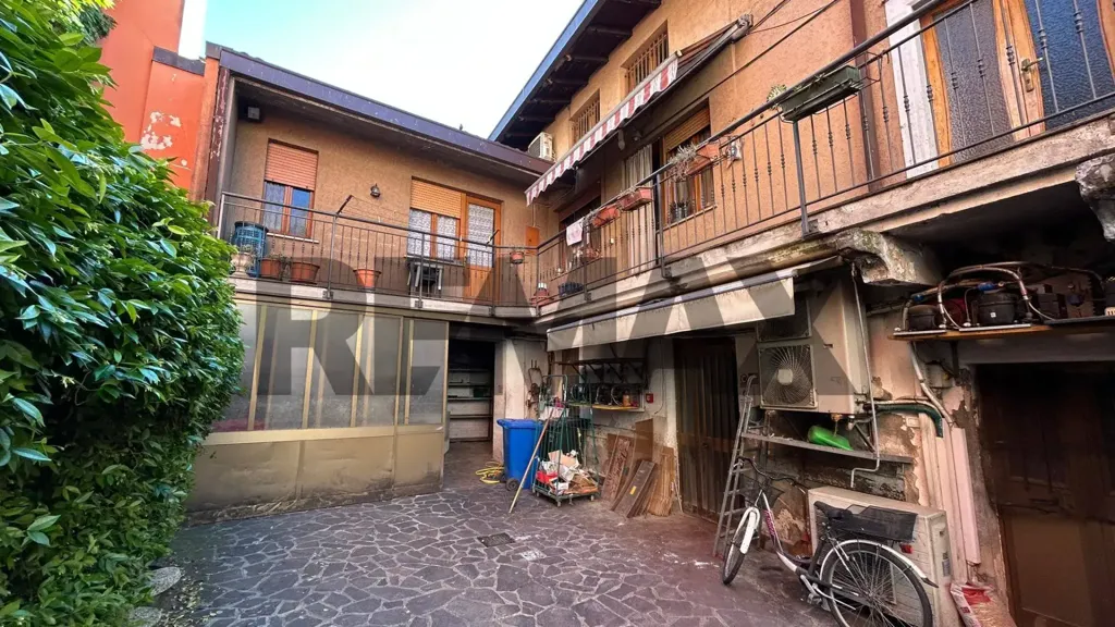 Jardín - Mixed-Use Apartment with Commercial Potential in Palosco