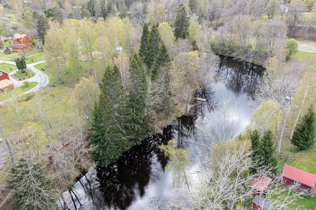 Õhuvaade - Buildable Plot with Riverfront in Skinnskatteberg