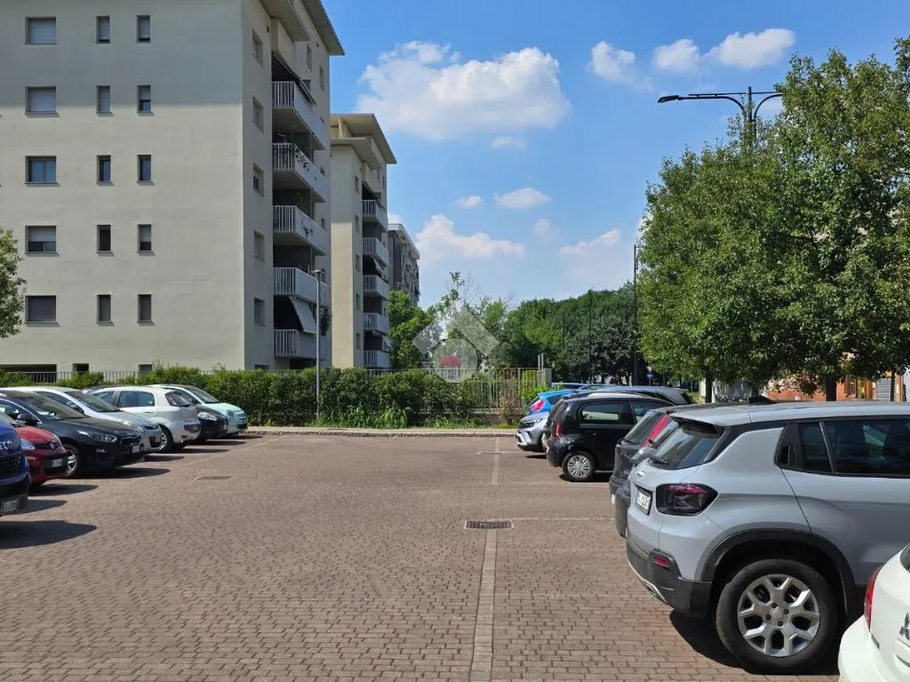Välivaade - Commercial Unit with High Footfall in Cinisello Balsamo