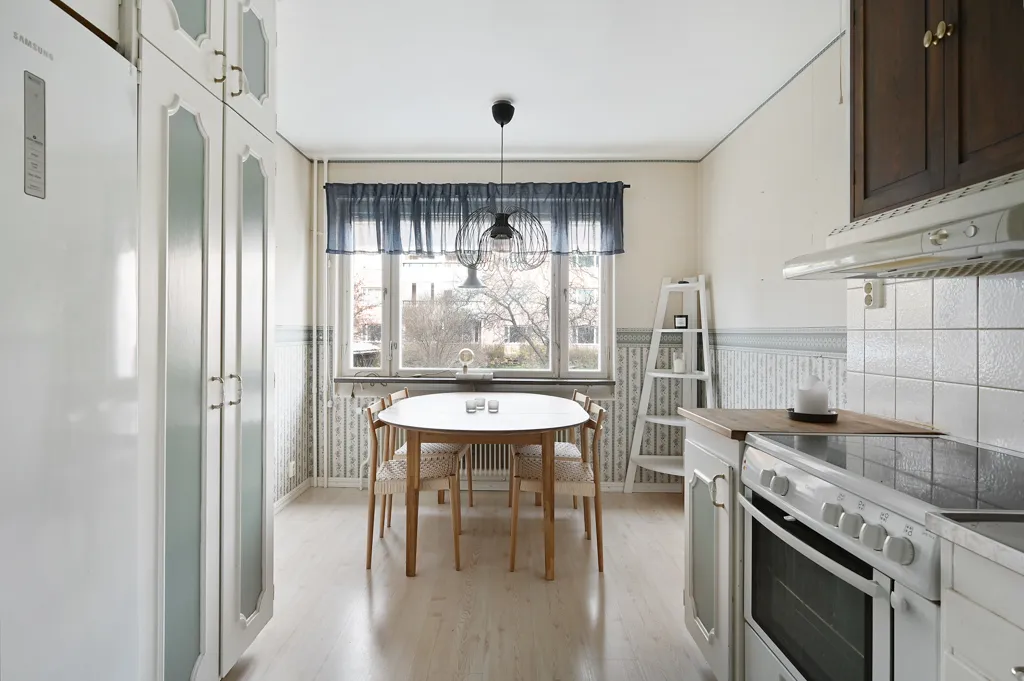 Söögituba - Apartment with Balcony in Central Rosersberg
