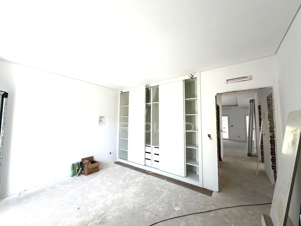 Pièces - Newly Built Villa with Pool in Seixal