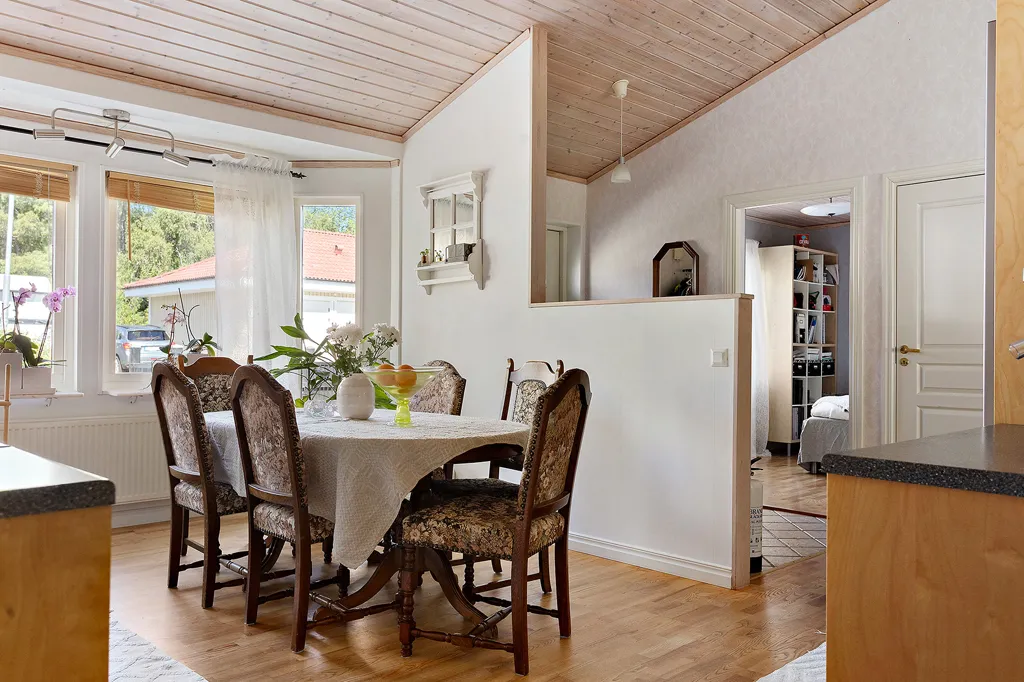 Söögituba - 1-Storey Villa with Garden in Östra Lugnet