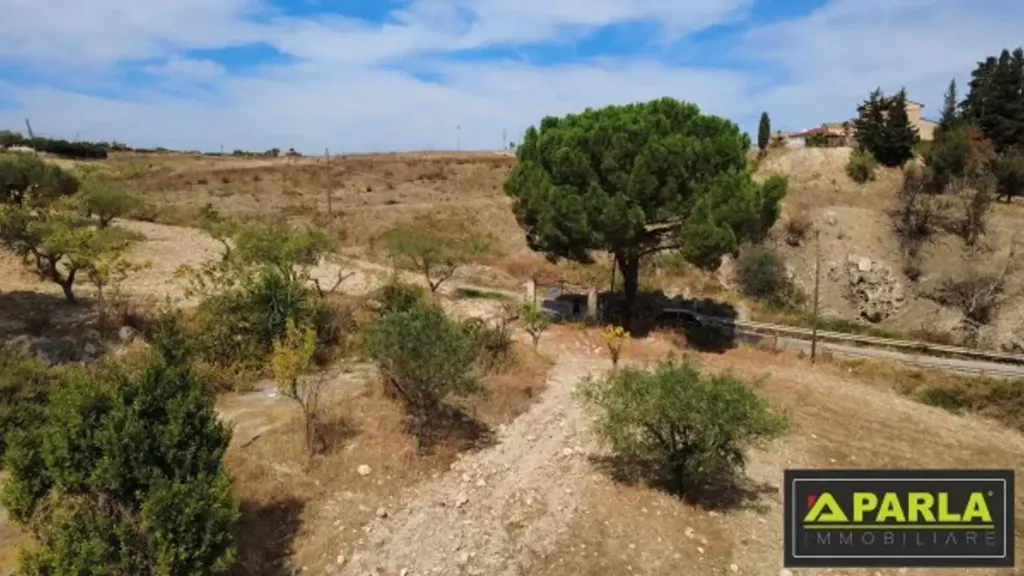 Aed - Villa with 9,500m² Land in Canicattì