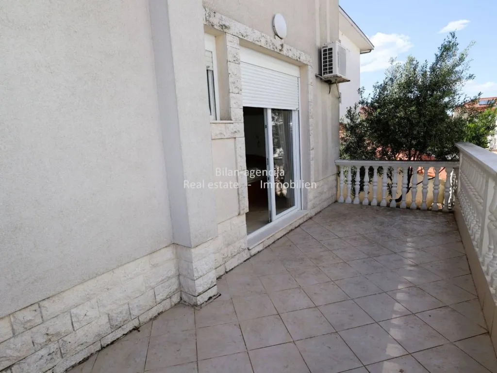 Rõdu - Two-Floor Apartments with Garden in Vodice