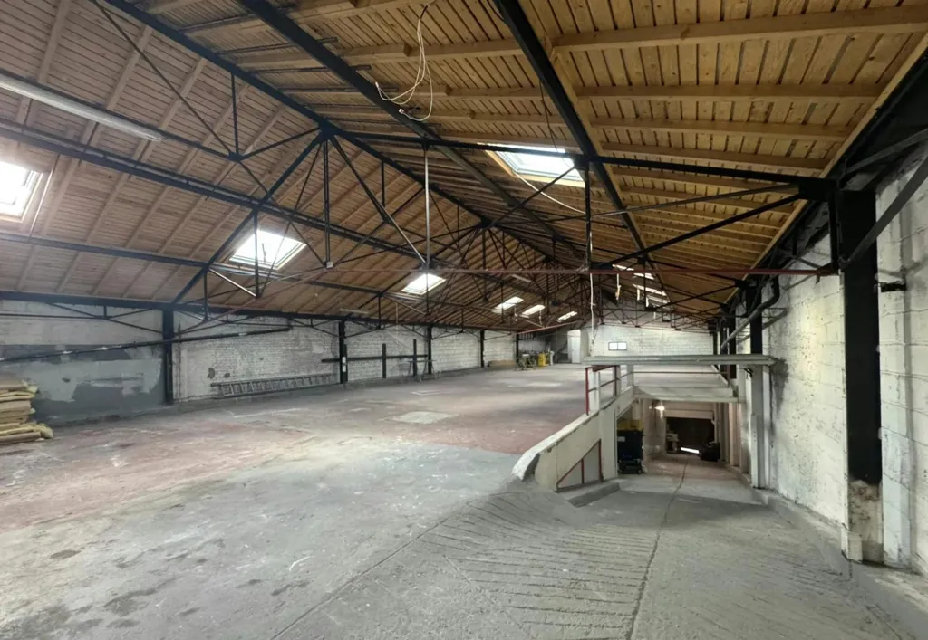 Rooms - Business Premises with 1,200 m² in Gentilly