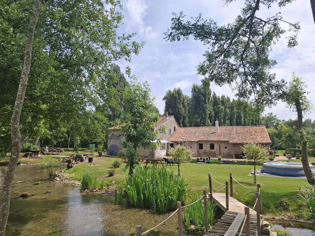 Giardino - Riverside Guest House with Mill in Chef Boutonne