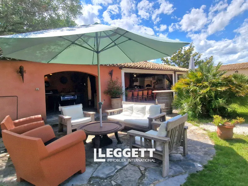 Terrasse - Villa avec Piscine Chauffée et Spa à Espondeilhan