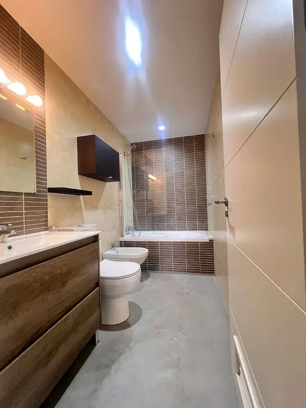 Bathrooms - Apartment with Pool in Calle Camelia