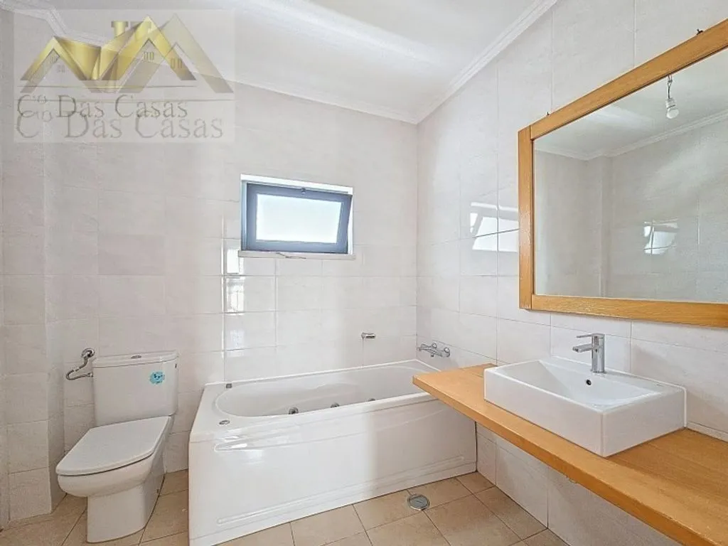 Bathrooms - Modern House in Final Renovation in Almada
