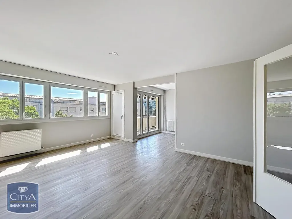 Rooms - 5-Piece Apartment with Balcony in Lyon