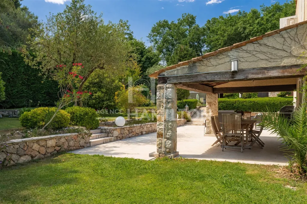 Terrasse - Villa Luxueuse avec Piscine à Châteauneuf-Grasse