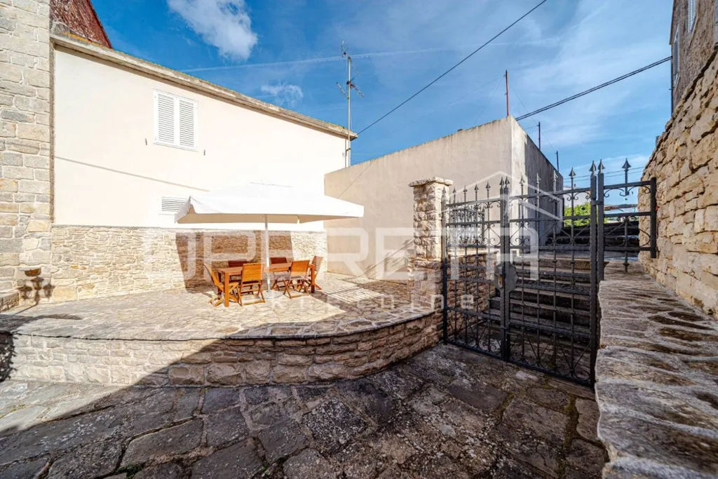 Aed - Traditional Stone House with Garden in Blato