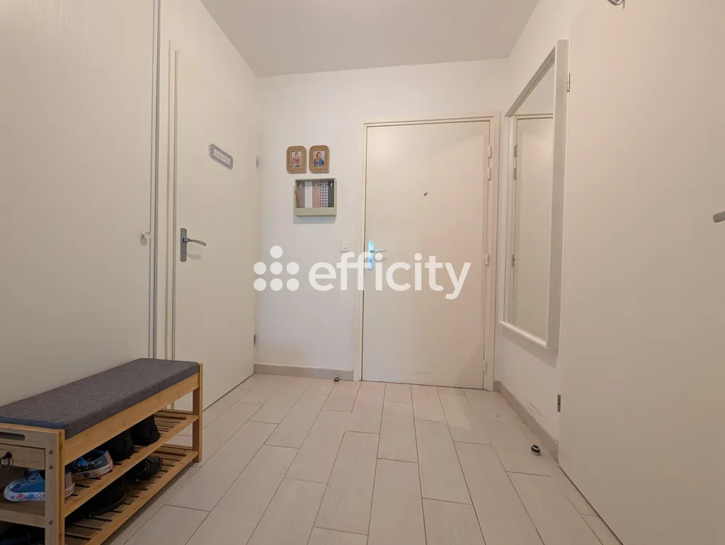 Hallway - Modern Flat with Balcony in Epinay-sur-Seine
