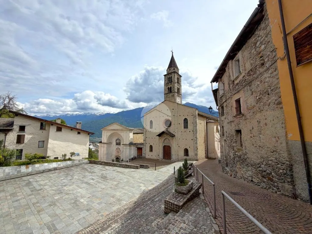 Independent Rustico with Panoramic Views in Valtellina