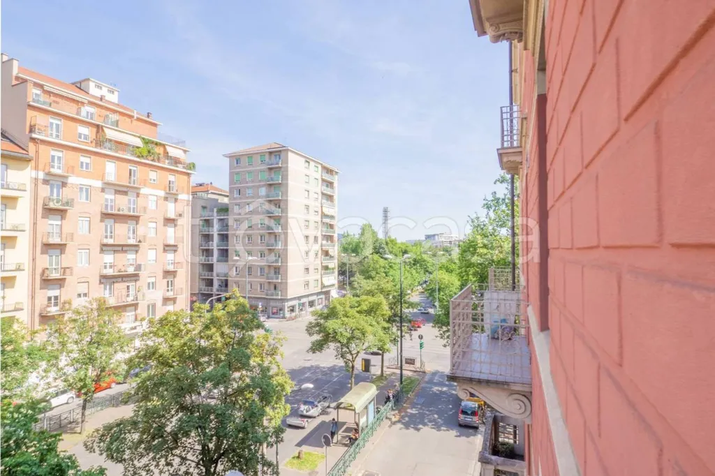 Balcon - Apartment with Double Aspect in Turin