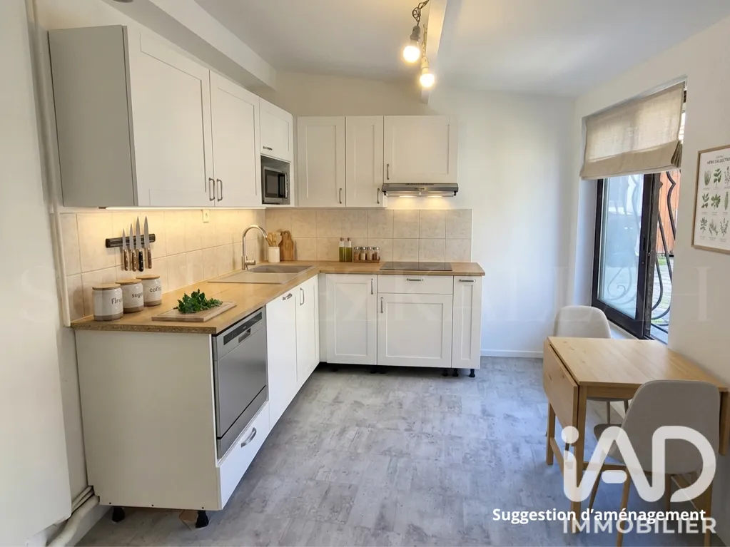 Kitchen - Renovated 3-Bed Flat near Bondy Station