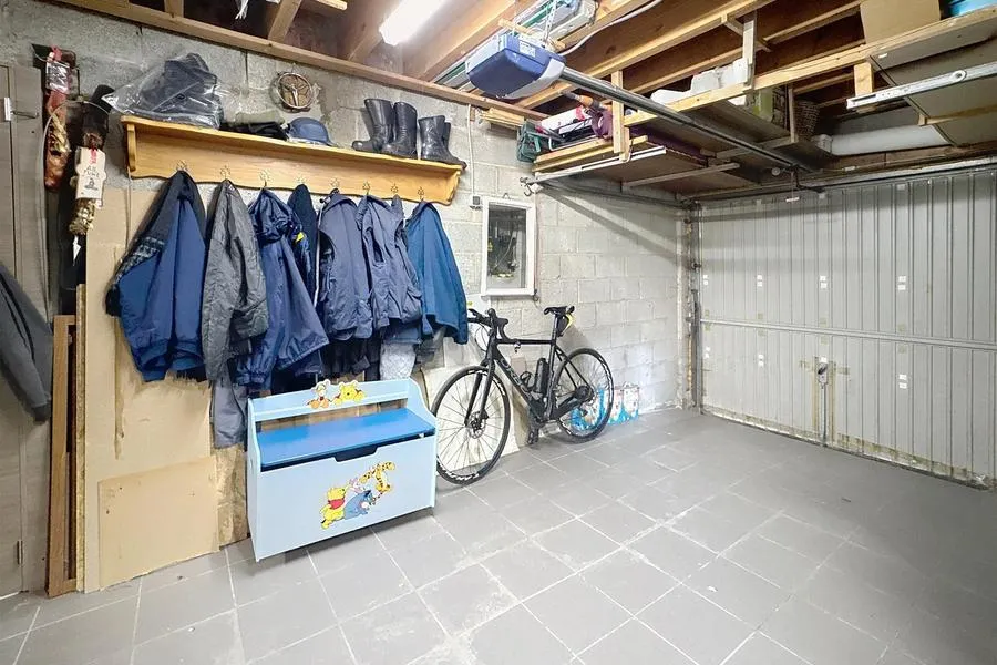 Garage - Renovated Three-Façade House with Jacuzzi in Bouffioulx